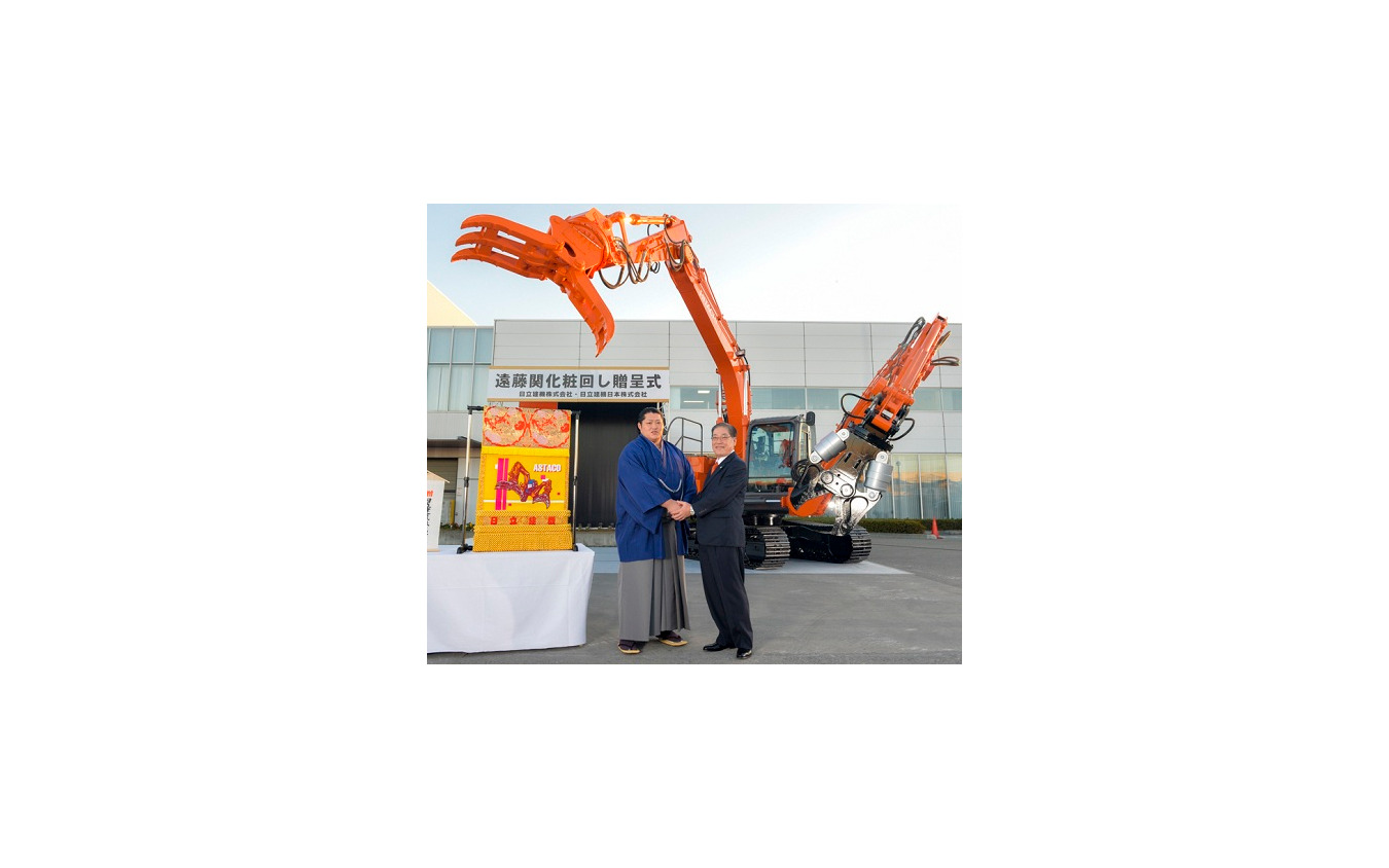 日立建機 幕内 遠藤関に 化粧まわしを贈呈 ガンダム建機 をデザイン レスポンス Response Jp