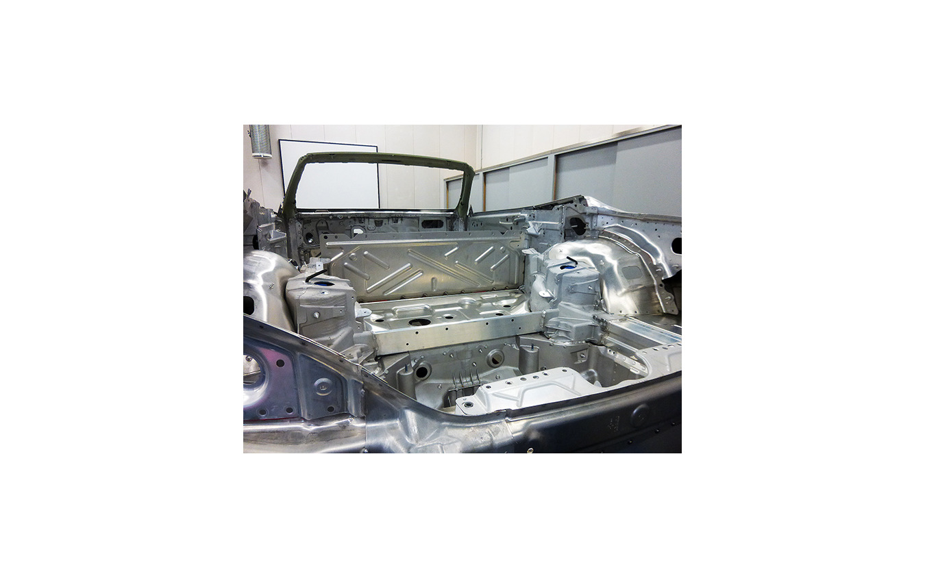 メルセデス車のリベットを 外して再び打つ 海辺にひっそりとある指定bp工場の技 レスポンス Response Jp