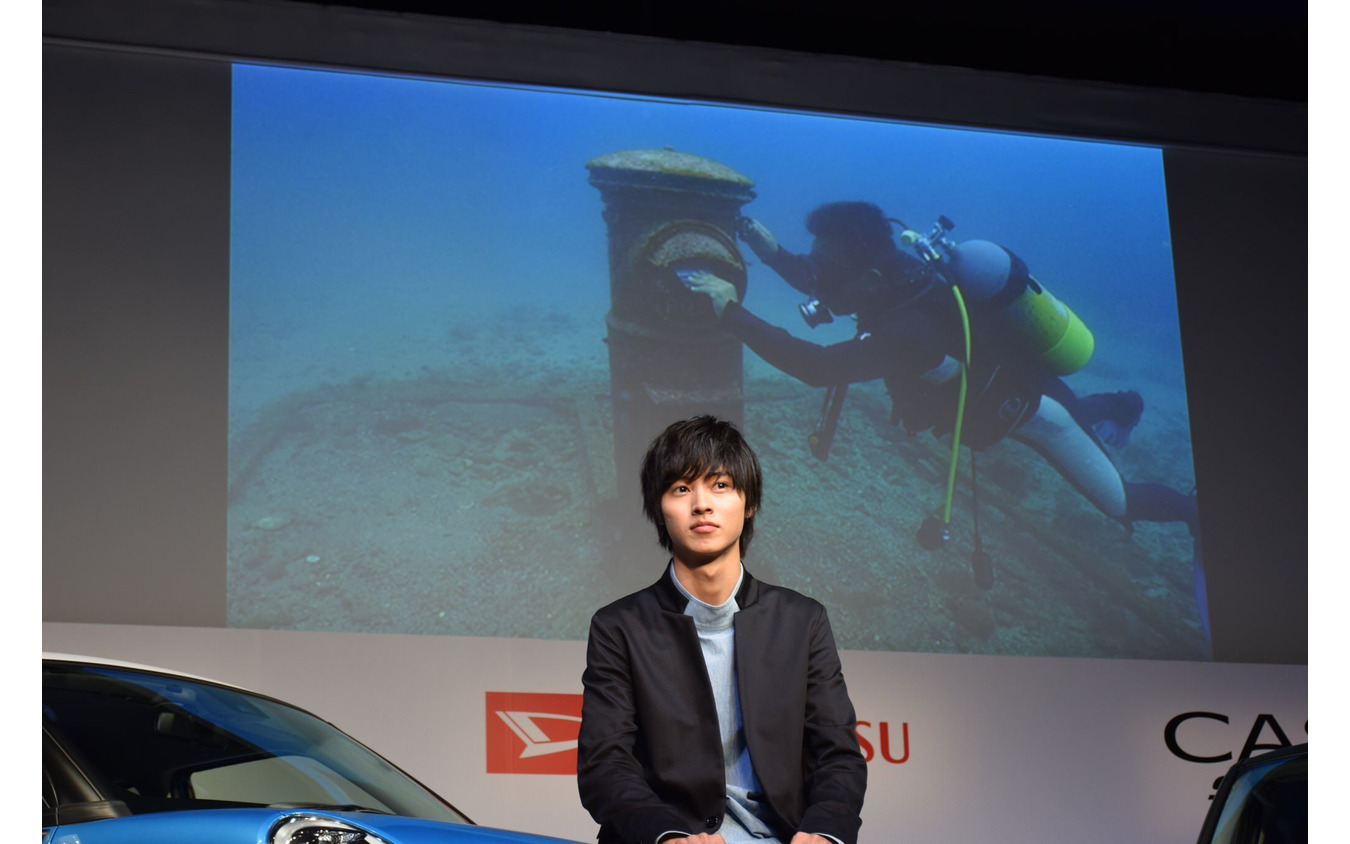 ダイハツ キャスト 発売 山崎賢人が海中ポストに入れた手紙の宛名は レスポンス Response Jp ダイハツ キャスト 発売 山崎賢人が海中ポストに入れた手紙の宛名は レスポンス Response Jp