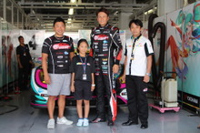 SUPER GT 初音ミク陣営で小学5年生がマネージャー職を体験…松本唯依さん「歩く距離の長さに驚き」