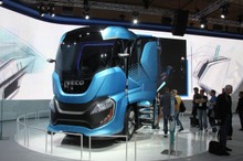 【ハノーバーモーターショー 16】謎のガンダム風トラック…IVECO
