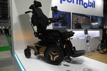 360万円の電動車いす、ペルモビールに来場者興味津々…福祉機器展2019