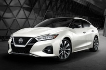 日産 マキシマ は「4ドアスポーツカー」、2023年型を米国発表