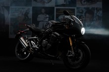 トライアンフ スピードトリプル1200RR に「ボンド誕生60周年モデル」…国内5台限定