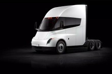 テスラのEVトラック『セミ』、最初の1台はペプシに納車へ