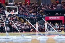 魔法のほうき？ 自動運転モップがコートをきれいに…NBAジャパンゲームスで日産が披露