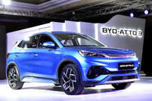 バフェットが投資する中国EVメーカー「BYD」、テスラとの違いは？