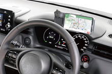 進化したスマホホルダーの新作を紹介！ トヨタ車向きのアイテムも？【特選カーアクセサリー名鑑】