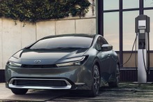 トヨタ プリウス PHEV 新型、パワーもEVモードの航続も5割増し…ロサンゼルスモーターショー2022