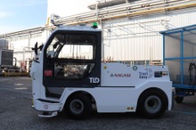 自動運転トラクターがエンジンを輸送…三菱ふそうトラック・バス工場