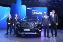 トヨタの新型ミニバン、ハイブリッドはクラス最高燃費…『イノーバ・ハイクロス』インド発表
