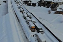 大雪で大型車立ち往生、運送事業者と荷主に対策を要請　国交省