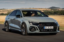最高速300km/h超の小型セダン、アウディ『RS3パフォーマンス』　2023年欧州発売
