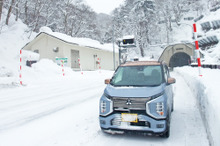 【三菱 eKクロスEV 冬季1200km試乗】充電回数は30回！軽BEVにはあまりに厚かった「圧雪路の壁」［前編］