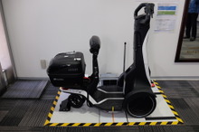 アイシン、パーソナルモビリティにワイヤレス給電する実証実験