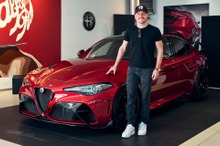 復活のアルファロメオ『ジュリアGTA』、F1ドライバーに納車…スパルタン仕様「GTAm」