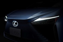 【レクサス RZ】世界初の「発光機能付きミリ波レーダ対応エンブレム」、豊田合成が開発