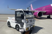 関西空港で電動トラクターを遠隔操作、ピーチが実証実験