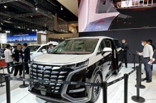レクサス LM 競合、BYDとメルセデスの合弁「デンツァ」が高級ミニバンを初出展…上海モーターショー2023