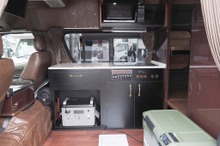 ハイエースが寝台列車に?! 業界初の両側2段ベッド採用：MDNマドンナ「FCスリーパー」…神奈川キャンピングカーフェア