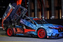 ホンダの「究極ビースト」、フェルスタッペンが試す…『CR-V』にインディカーエンジン搭載