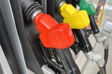 マイカー族を直撃！…ガソリン補助金は9月末で終了、損保各社の自動車保険も値上げへ［新聞ウォッチ］