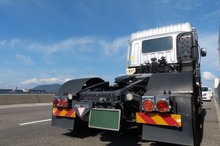 途中でトレーラー交換「中継輸送」が本格始動…トラック物流2024年問題