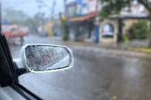 クルマが走れる水深は何cm？ 冠水路が目前に現れたときアナタはどうする？【カーライフ 社会・経済学】