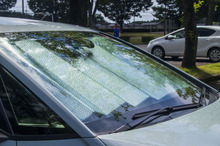 効果は限定的？ それでも「サンシェード」＋「窓開け」はやっておくべき！…駐車時の温度上昇対策【カーライフ 社会・経済学】