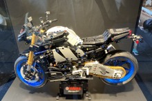 並ぶと圧巻、ヤマハ『MT-10 SP』の実機とレゴブロックを同時に展示