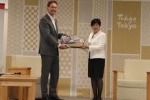 EV推進で意気投合、メルセデスベンツ会長が小池知事を訪問…東京に必要なインフラは？