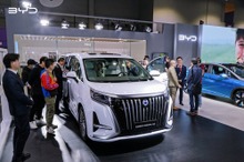高級EVミニバン「Denza D9」に熱視線、香港国際モーターショーでBYDが4車種展示