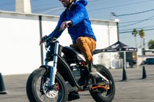 “静かな野獣”、セグウェイが電動オフロードバイクの『ザイバー』を発表…CES 2024