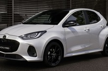 トヨタからOEM、マツダ2 ハイブリッドが ヤリス と違う顔に…改良新型は3月英国発売へ