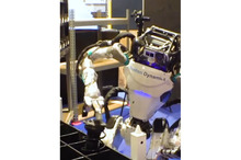 Boston Dynamicsのヒト型ロボット『Atlas』が自動車部品を取り出し運ぶ