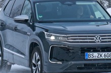 VWの新型3列シートSUVを激写！ティグアンより20cmも長い、このモデルの正体は？