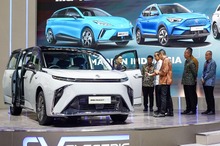 MGの新型電動ミニバンを大統領が視察、次期公用車？…インドネシアモーターショー2024