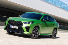 BMW X2 新型の最強「M」、317馬力ターボ搭載…新写真を公開