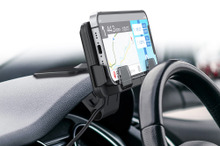 “ホールドする”から“置く”へ！ 新機軸「スマホトレイ＆スタンド」【特選カーアクセサリー名鑑】