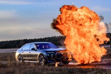 BMW、特殊防護車両の運転技術を磨くトレーニングを開始
