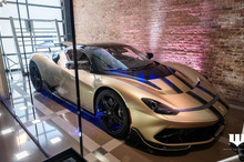 ピニンファリーナ、ハイパーEV『バティスタ』展示…架空の億万長者「ブルース・ウェイン」の自宅に