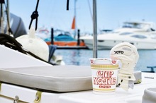 「カップ麺のフタ押さえ」をV8エンジンの船外機で再現？ ヤマハの手芸シリーズ新作「スープの大海原に船外機で」