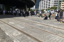 廃止された路面電車の線路が舗装の下から出てきた！　東京の神田川白鳥橋