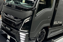 いすゞ『エルフミオ』をカスタム！ AT限定普通免許で運転できる小型トラックに「3つの新提案」…東京オートサロン2025