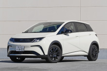 【BYD ドルフィン 新型試乗】日産サクラと比較するつもりはないが…中村孝仁