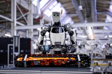 メルセデスベンツ、人型ロボットとAI導入で生産革新を加速…独ベルリン工場