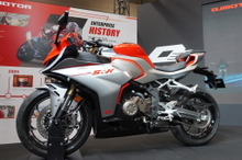 中国製400cc・4気筒が「第3の選択肢」に？ カワサキZX4RとホンダCB400を睨む「QJモーター」の脅威…東京モーターサイクルショー2025