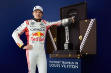 F1日本GP、フェルスタッペン選手に授与された優勝トロフィーは「ルイ・ヴィトン」の特製トランク入り