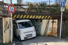 すみっこなら制限超えても通れる？ 桁下1.8mの低いガード…横須賀線・品川～西大井