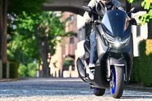 【ヤマハ NMAX 試乗】デザインは「超人バロム・1」!? ドイツ車的な重厚さを増した走りの心地よさ…伊丹孝裕